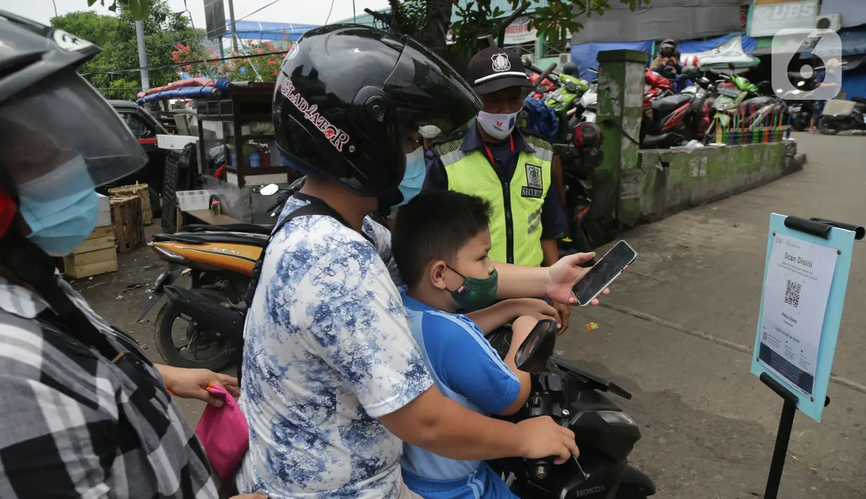 Pengendara motor memindai "barcode" melalui aplikasi PeduliLindungi sebelum memasuki Pasar Anyar di Kota Tangerang, Selasa (26/10/2021). PD Pasar Kota Tangerang memberlakukan penerapan aplikasi PeduliLindungi di dua pasar tradisional, yakni Pasar Anyar dan Pasar Poris. (Liputan6.com/Angga Yuniar)