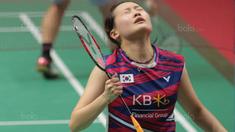 Ekspresi kecewa Chae Yoo-jung saat gagal mengembalikan kok ke arah Greysia/Apriyani pada perempatfinal Daihatsu Indonesia Master 2018 di Istora Senayan, Kamis (26/1/2018). Greysia/Apriyani menang 21-16,21-15 (Bola.com/Nick Hanoatubun)