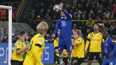 Chelsea menelan kekalan tipis 0-1 dari tuan rumah Borussia Dortmund dalam laga leg pertama babak 16 besar Liga Champions 2022/2023 di Signal Iduna Park, Dortmund, Kamis (16/2/2023) dini hari WIB. Gol tunggal Borussia Dortmund dicetak Karim Adeyemi lewat aksi solo run pada menit ke-63 setelah para pemain Chelsea kehilangan bola saat mendapat kesempatan sepak pojok. Chelsea sebenarnya mampu mencetak gol terlebih dahulu pada menit ke-16 lewat Thiago Silva. Namun aksi gol tangan Tuhan bek The Blues tersebut dianulir wasit bahkan berujung kartu kuning. (AP Photo/Martin Meissner)