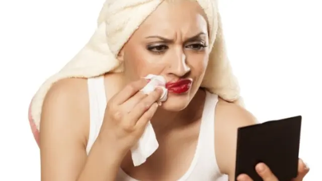 4 Alasan Mengapa Makeup Baru Membuat Kulit Iritasi