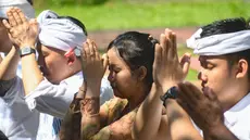 Umat Hindu mengikuti upacara persembahyangan Hari Raya Galungan di Pura Amertha Sari, Cinere, Jakarta  Selatan, Rabu (23/4/2025). (merdeka.com/Arie Basuki)