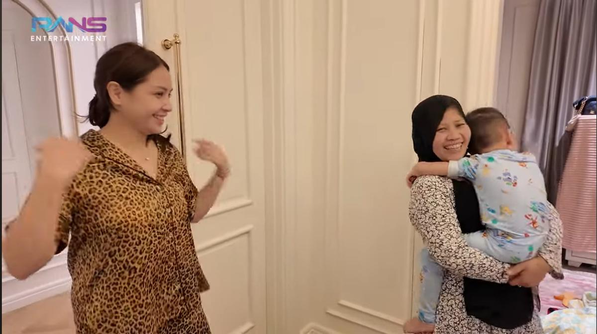 Nagita Slavina Ngotot Minta Didoakan Sus Rini yang Baru Pulang Umrah, Celetukan Pengasuh Rayyanza Bikin Melongo