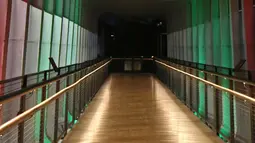 Suasana jembatan penyebrangan orang (JPO) Polda Metro Jaya yang berhias lampu berwarna bendera Palestina, Jakarta, Rabu (19/5/2021). Pemprov DKI Jakarta melakukan aksi solidaritas untuk Palestina dengan menampilkan warna-warna khas bendera Palestina di 10 JPO. (Liputan6.com/Herman Zakharia)