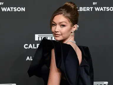 Model AS Gigi Hadid berpose menjelang peluncuran Kalender Pirelli 2019 di Pirelli HangarBicocca di Milan (5/12). Kalender Pirelli 2019 tersebut menampilkan empat cerita tentang perempuan dan orang-orang di sekitarnya. (AFP Photo/Miguel Medina)