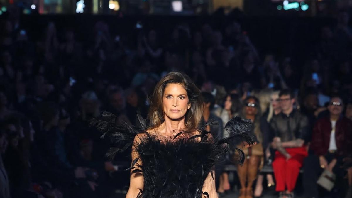 Cindy Crawford Masih Pancarkan Pesona Awet Muda di Usia 60, Ini Rutinitas Skincare-nya!