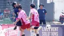 Pertandingan sepak bola wanita ini juga berjalan tak kalah keras dengan sepak bola pria. Benturan fisik sudah jadi hal yang biasa. (Bola.com/M Iqbal Ichsan)