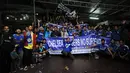 Sejumlah supporter klub Chelsea bersorak usai mengikuti acara Nonton Bola Seru Arsenal vs Chelsea di Andik Futsal, Depok, Jawa Barat, Minggu (26/4/2015). Kedua tim bermain imbang 0-0. (Liputan6.com/Helmi Fithriansyah)