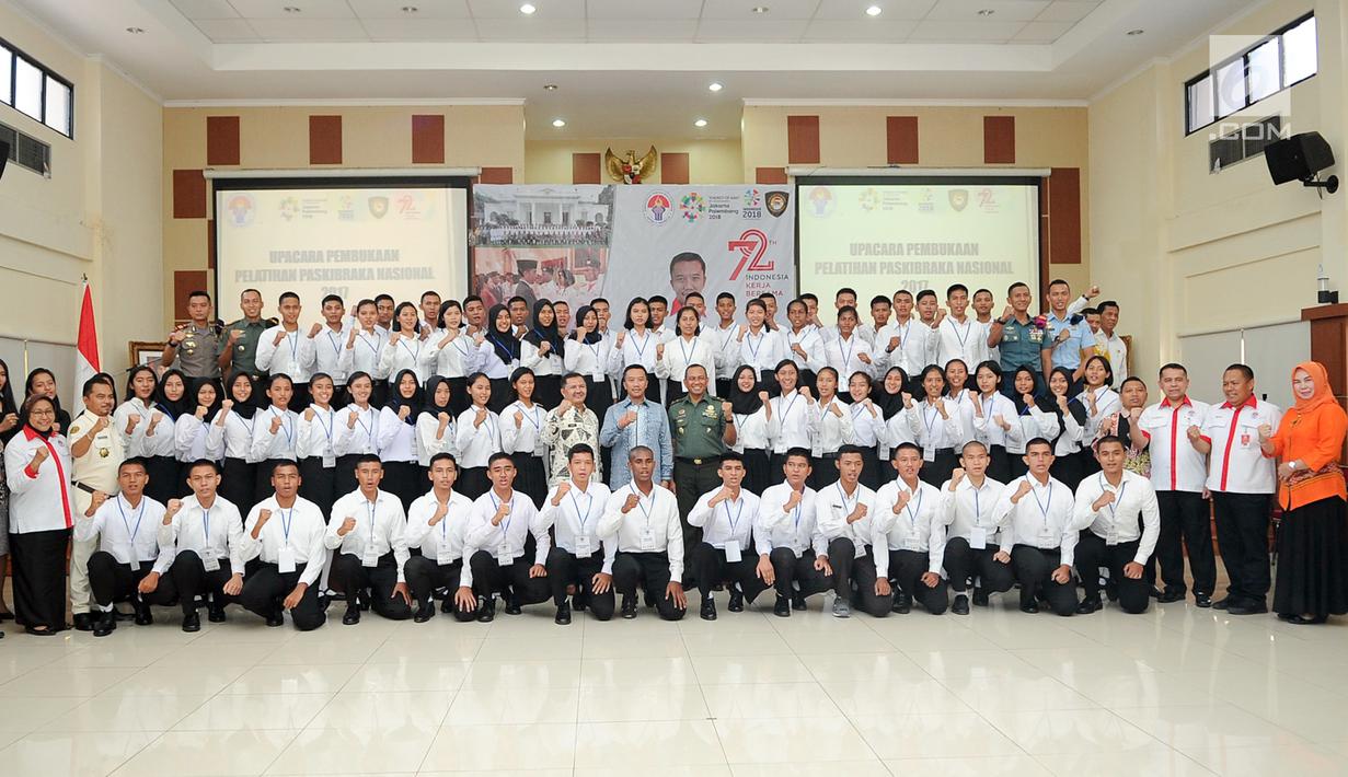 Menpora Imam Nahrawi (tengah) berfoto bersama calon Pasukan Pengibar Bendera Pusaka (Paskibraka) Nasional usai pembukaan Pemusatan Pendidikan dan Pelatihan (Pusdiklat) di PP-PON Cibubur, Jakarta, Rabu (26/7). (Liputan6.com/Yoppy Renato)