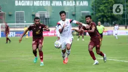 Pemain PSM Makassar, Yance Sayuri dan Yakob Sayuri, berusaha menghadang pemain Arema FC Muhammad Rafli, pada laga BRI Liga 1 di Stadion PTIK, Jakarta, Sabtu (4/2/2023). PSM Makassar menang dengan skor 1-0. (Bola.com/M. Iqbal Ichsan)
