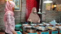 Kedai makan Nasi Jamblang Tulen Cirebon mengaku omset menurun di tengah pandemi covid-19.Foto (Liputan6.com / Panji Prayitno)