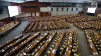 Anggota dewan duduk di antara puluhan bangku kosong saat berlangsung rapat paripurna DPR di Kompleks Parlemen, Senayan, Jakarta, Selasa (10/7). Salah satu hal yang dibahas adalah pelaksanaan APBN Tahun Anggaran 2017. (Liputan6.com/Johan Tallo)