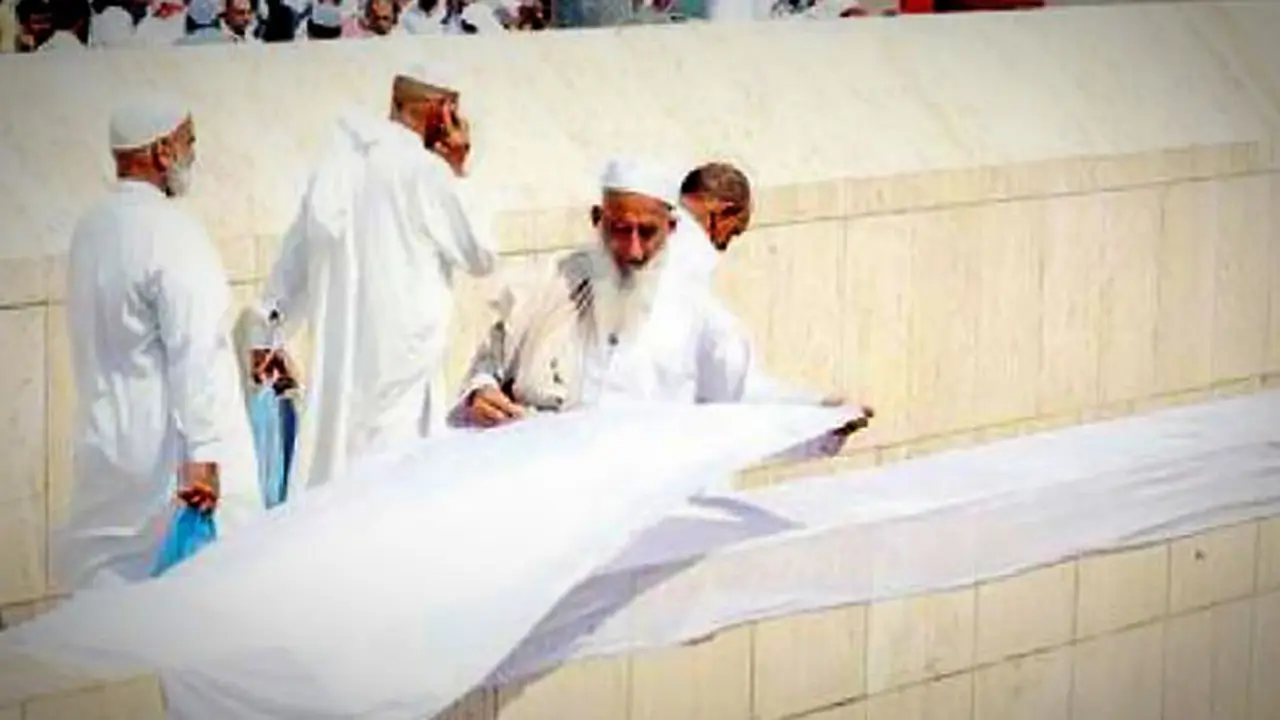 kafan-dicuci-zamzam-131021c.jpg