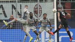 Olivier Giroud menjadi bintang kemenangan Milan dengan memborong dua gol. Selain itu, Giroud juga menyumbang assist untuk gol yang dicetak Rade Krunic dan Junior Messias. (AP/Luca Bruno)