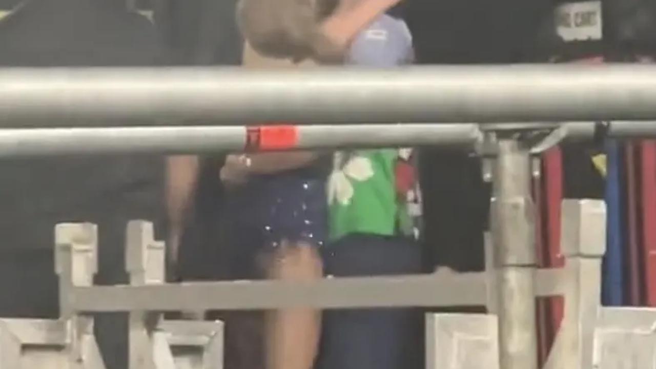 Momen Ciuman yang Membuat Swifties Bergemuruh