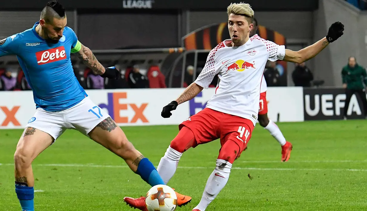 Gelandang Napoli, Marek Hamsik berebut bola dengan pemain RB Leipzig, Kevin Kampl saat bertanding pada laga leg kedua 32 besar Liga Europa di Red Bull Arena, (22/2). Napoli menang 2-0 atas Leipzig. (AP Photo / Jens Meyer)
