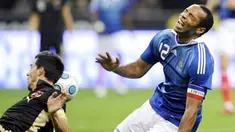 Striker Prancis, Thierry Henry (kanan) meringisi kesakitan setelah ditackle bek Austria di laga kualifikasi PD 2010 yang digelar di Stade de France Stadium, Saint-Denis, 14 Oktober 2009. AFP PHOTO/FRANCK FIFE 