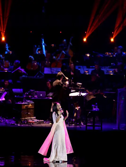 Konser Diva asal Malaysia, Sheila Majid berlangsung meriah. Penonton yang kebanyakan generasi lawas, diajak bernostalgia dengan lagu-lagu hits Sheila Majid. (Andy Masela/Bintang.com)