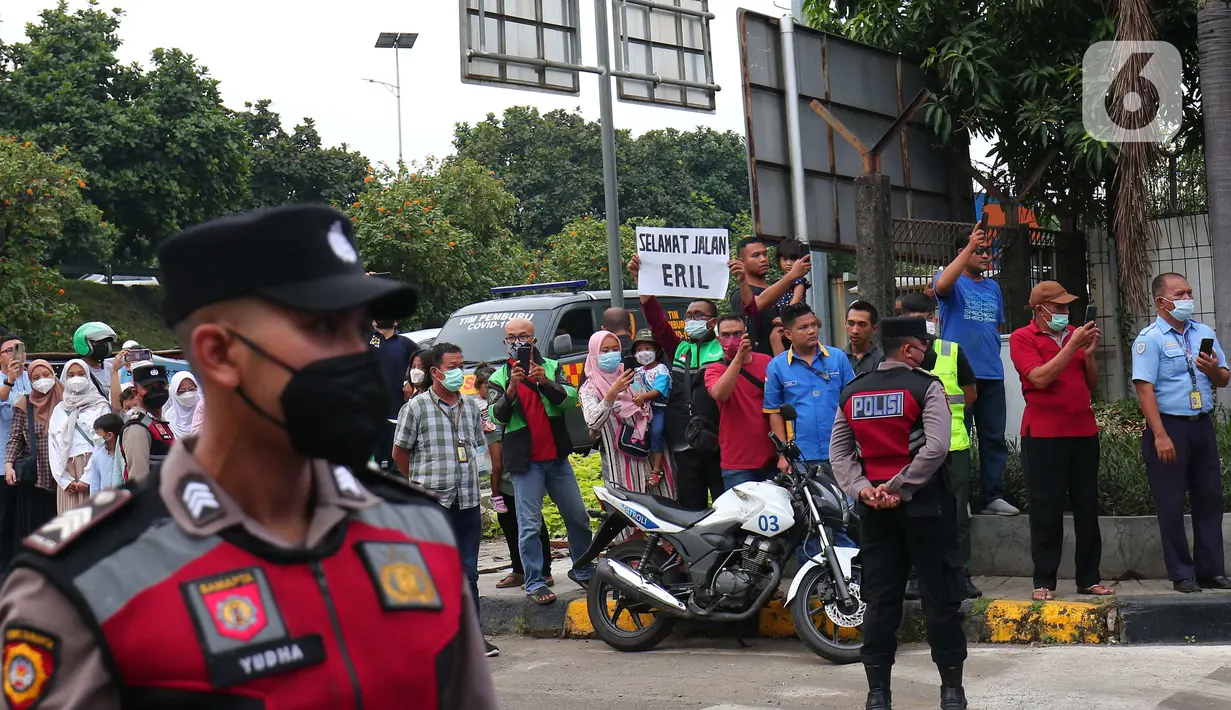 Sejumlah masyarakat mengiringi kepulangan jenazah Emmeril Kahn Mumtadz atau Eril saat iring-iringan ambulan keluar dari Bandara Soekarno-Hatta, Minggu (12/6/2022). Ridwan Kamil langsung membawa jenazah Eril menuju Bandung Jawa Barat untuk di makamkan. (Liputan6.com/Angga Yuniar)