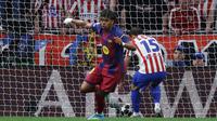 Barcelona sempat unggul lebih dullu lewat aksi Lamine Yamal di menit ke-4 dan Ferran Torres (24). Tampak dalam foto, penyerang Barcelona asal Spanyol, Lamine Yamal (kiri) merayakan golnya saat pertandingan leg kedua perempat final Liga Champions 2025/2026 melawan Club Atletico de Madrid di Stadion Metropolitano, Madrid pada Selasa 14 April 2026 waktu setempat atau Rabu (15/4/2026) dini hari WIB. (Thomas COEX/AFP)