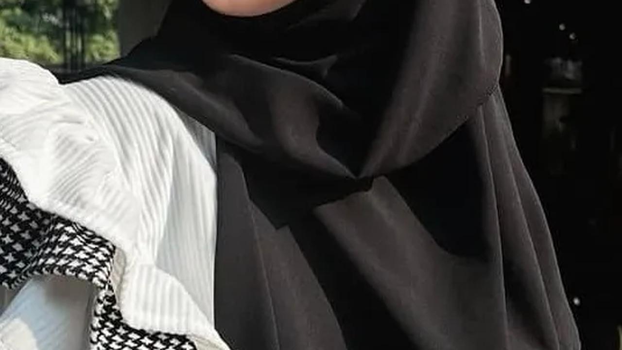 Potret Inara Rusli ke Pantai Pakai Hijab Syari, Makin Cantik!