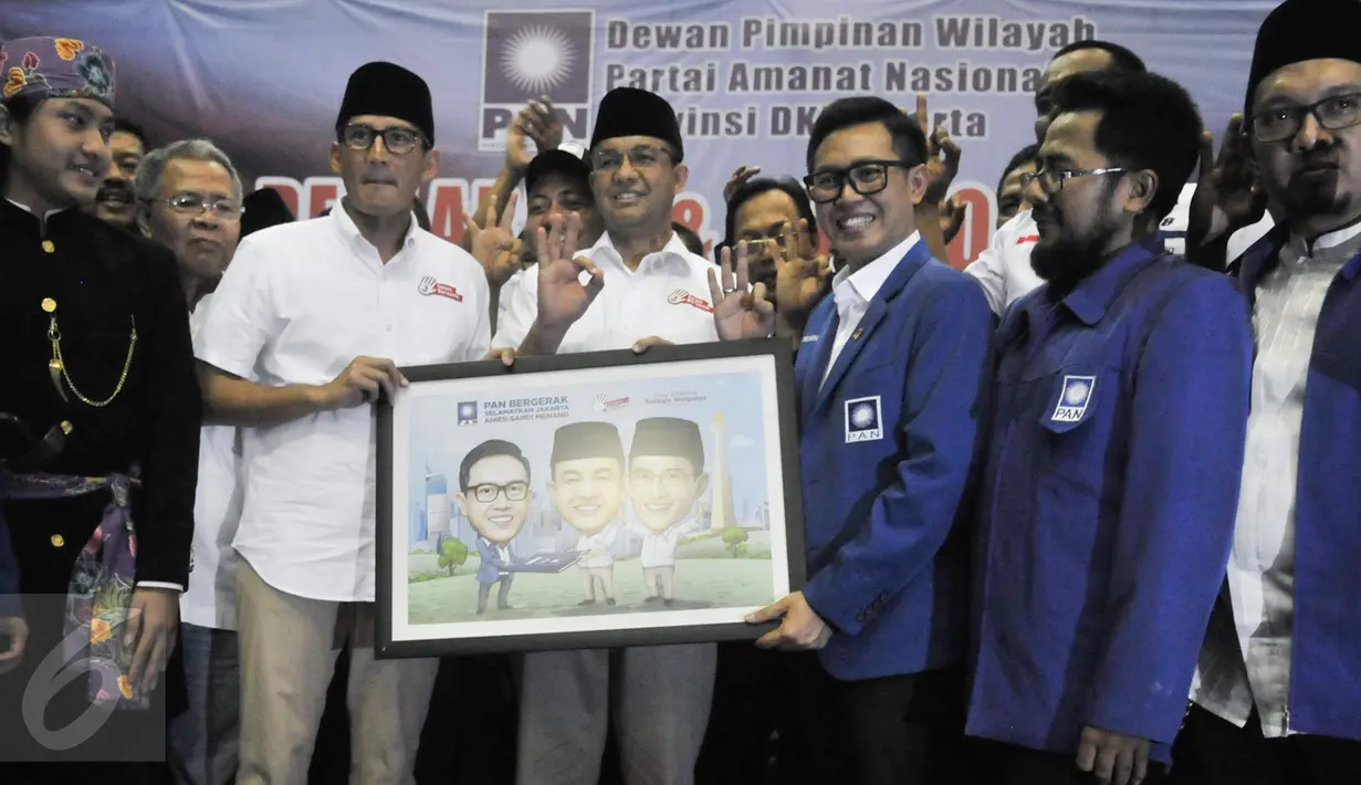 Cagub-Cawagub DKI Jakarta, Anies-Sandi bersama Ketua DPW PAN, Eko Hendro Purnomo saat deklarasi di GOR Jakarta Utara, Sabtu (18/3). DPW PAN DKI Jakarta deklarasikan dukungan untuk Anies-Sandi sebagai Cagub-Cawagub DKI Jakarta. (Liputan6.com/Yoppy Renato)
