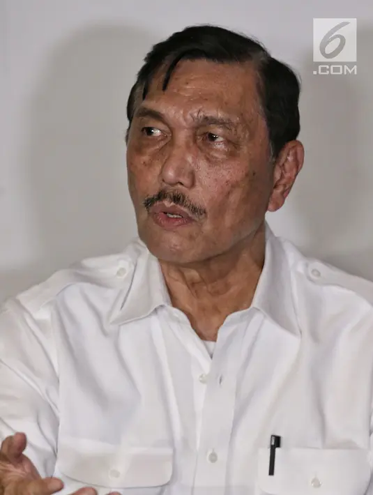 Menko Bidang Kemaritiman Luhut Binsar Pandjaitan memberi keterangan pers menjelang pengumuman hasil Pemilu 2019 di Hotel Akmani Jakarta, Senin (20/5/2019). Menko Luhut mengatakan pemerintah tetap menjalankan aturan sesuai dengan perundang-undangan yang berlaku. (Liputan6.com/Johan Tallo)