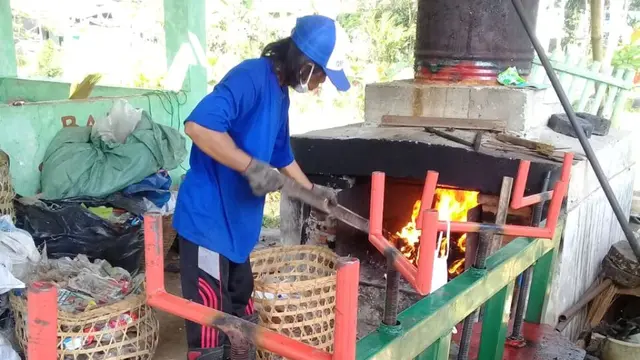 Pekerja “memasak” sampah plastik sebelum dicetak menjadi paving blok. (Foto: Liputan6.com/Dinkominfo PBG/Muhamad Ridlo)