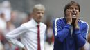 Antonio Conte memegang wajhnya saat timnya gagal mencetak gol ke gawang Arsenal pada ajang Community Shield 2017  di Wembley Stadium, London, (6/8/2017). Arsenal menang lewat adu penalti 4-1. (AFP/Frank Augstein)