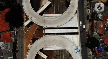 Foto dari udara proyek pembangunan jalan Flyover Tanjung Barat, Jakarta, Kamis (1/10/2020). Pembangunan dua flyover tersebut diharapkan bisa membantu pengendara terhindar dari kecelakaan dan mengurangi simpul kemacetan di jalur pelintasan KA Lenteng Agung dan Tanjung Barat. (merdeka.com/Imam Buhori)