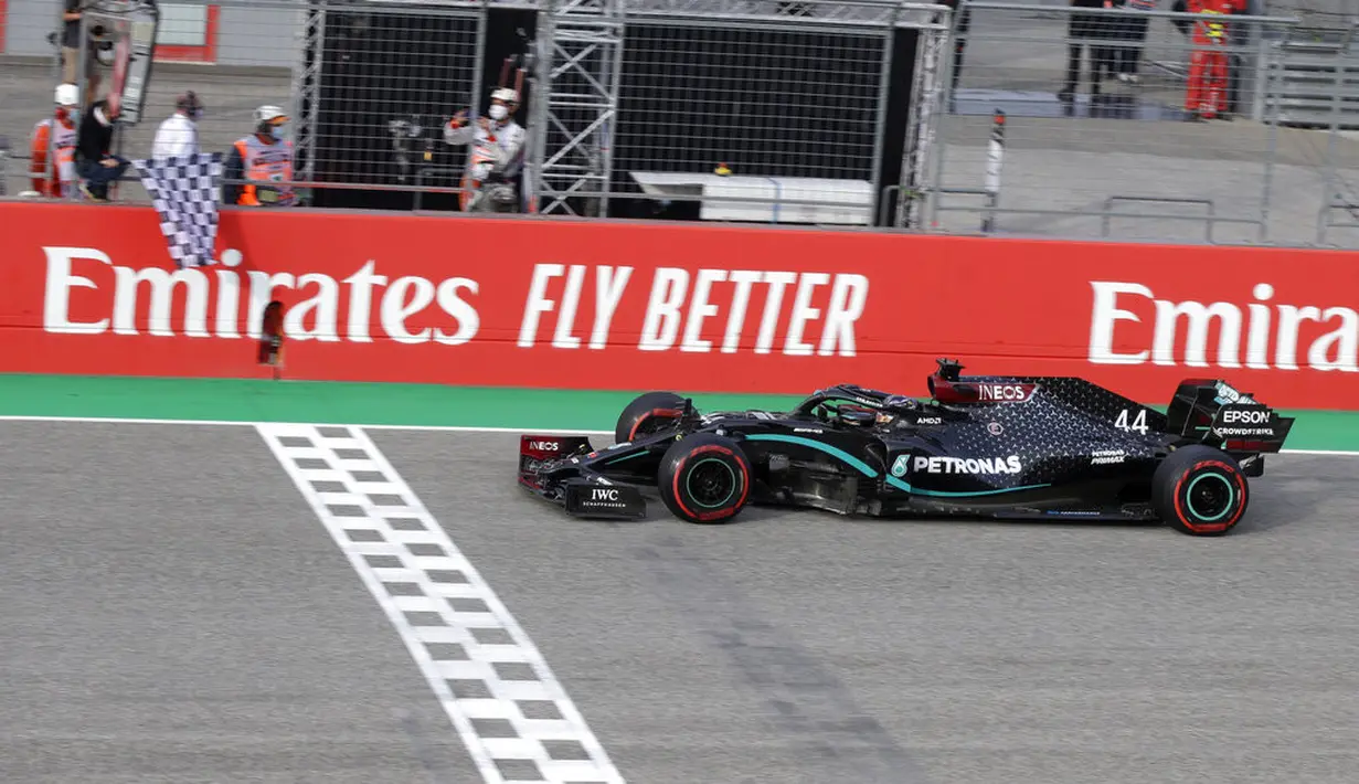 Pembalap Mercedes Lewis Hamilton melintasi garis finish untuk memenangkan F1 GP Emilia Romagna di arena balap Enzo dan Dino Ferrari, Imola, Italia, Minggu (1/11/2020). Lewis Hamilton keluar sebagai juara F1 GP Emilia Romagna 2020. (AP Photo/Luca Bruno, Pool)