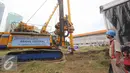 Pekerja mengawasi proses groundbreaking Pasar Bendungan Hilir di Jakarta, Rabu (26/10). Pasar tersebut nantinya akan terdiri dari pasar tradisional, perkantoran, hunian, serta terintegrasi dengan moda transportasi MRT. (Liputan6.com/Immanuel Antonius)