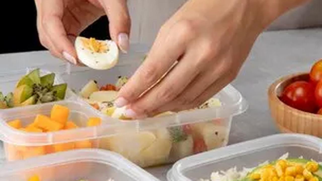 Anak akan menyadari bahwa tindakan orang tua menyiapkan bekal adalah bentuk kasih sayang yang diberikan kepada mereka.