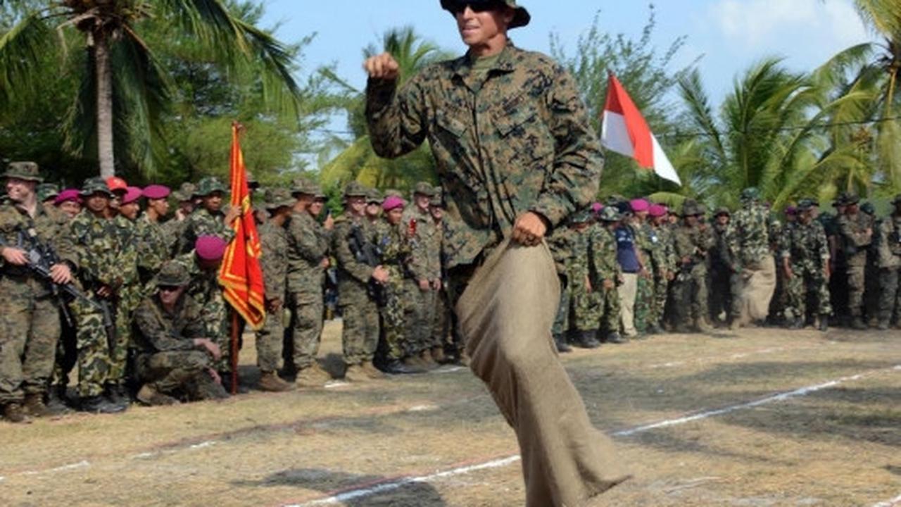 Kekompakan prajurit Marinir TNI dan Amerika lomba 17-an di Situbondo