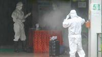 Petugas menyemprotkan disinfektan di Graha Wisata TMII, Jakarta, Selasa (8/2/2022). Pemerintah Provinsi DKI Jakarta menjadikan Graha Wisata TMII sebagai tempat isolasi bagi pasien COVID-19 dengan kapasitas 41 kamar yang dapat menampung 100 pasien. (Liputan6.com/Herman Zakharia)