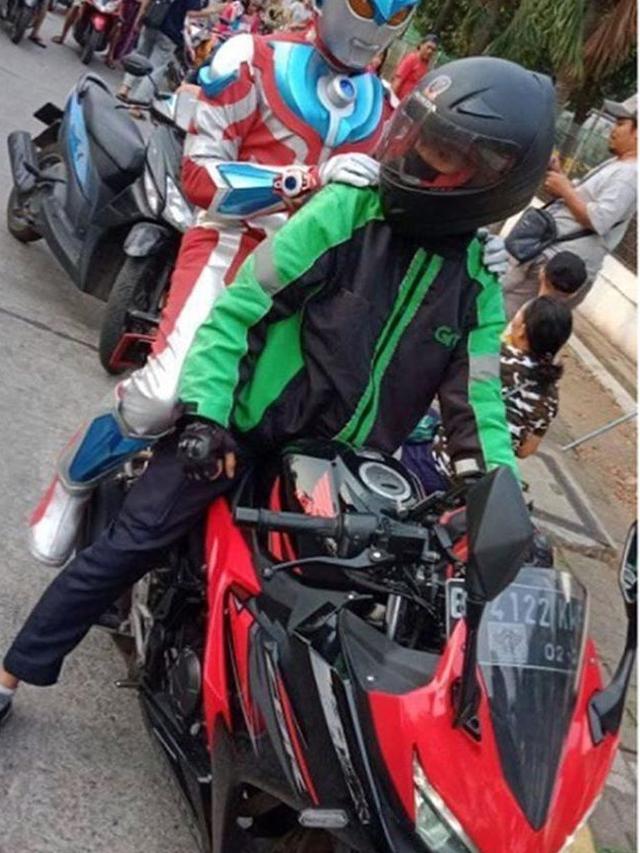Potret Lucu Pahlawan Superhero Naik Ojek Online Bikin Ngakak