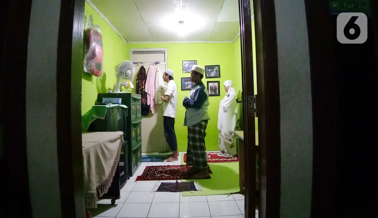 Warga melakukan ibadah shalat tarawih berjamah dirumah di kawasan Tangerang, Rabu (29/4). Pemerintah melalui kementrian agama menghimbau bagi masyarakat agar melaksanakan ibadah tarawih dirumah bersma keluarga untuk memutus rantai penyebran covid 19.Liputan6.com/Angga Yuniar