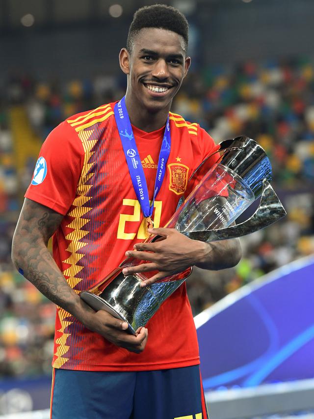 Bek Real Betis, Junior Firpo.