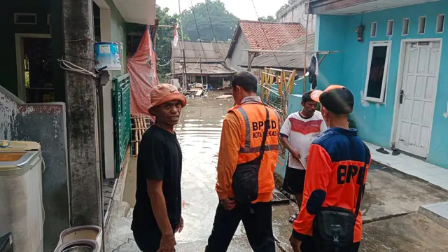 Banjir di Kampung Lebak, Teluk Pucung, Bekasi Utara, Kota Bekasi, sempat mencapai ketinggian satu meter lebih. (Liputan6.com/Bam Sinulingga)