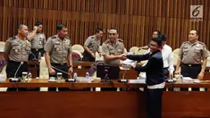 Anggota Pansus Hak Angket Misbakhun menyerahkan hasil Audit KPK dari BPK ke Wakapolri Komjen Syafruddin, usai menggelar Rapat Dengar Pendapat tertutup di Komplek Parlemen, Senayan, Jakarta, Rabu (19/7). (Liputan6.com/Johan Tallo)