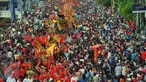 Peserta membawa patung dewa pada karnaval perayaan Cap Go Meh di Glodok, Jakarta, Minggu (21/2). Perayaan yang merupakan rangkaian terakhir masa perayaan Imlek itu diikuti 1477 peserta dengan menampilkan berbagai kesenian. (Liputan6.com/Faisal R Syam)