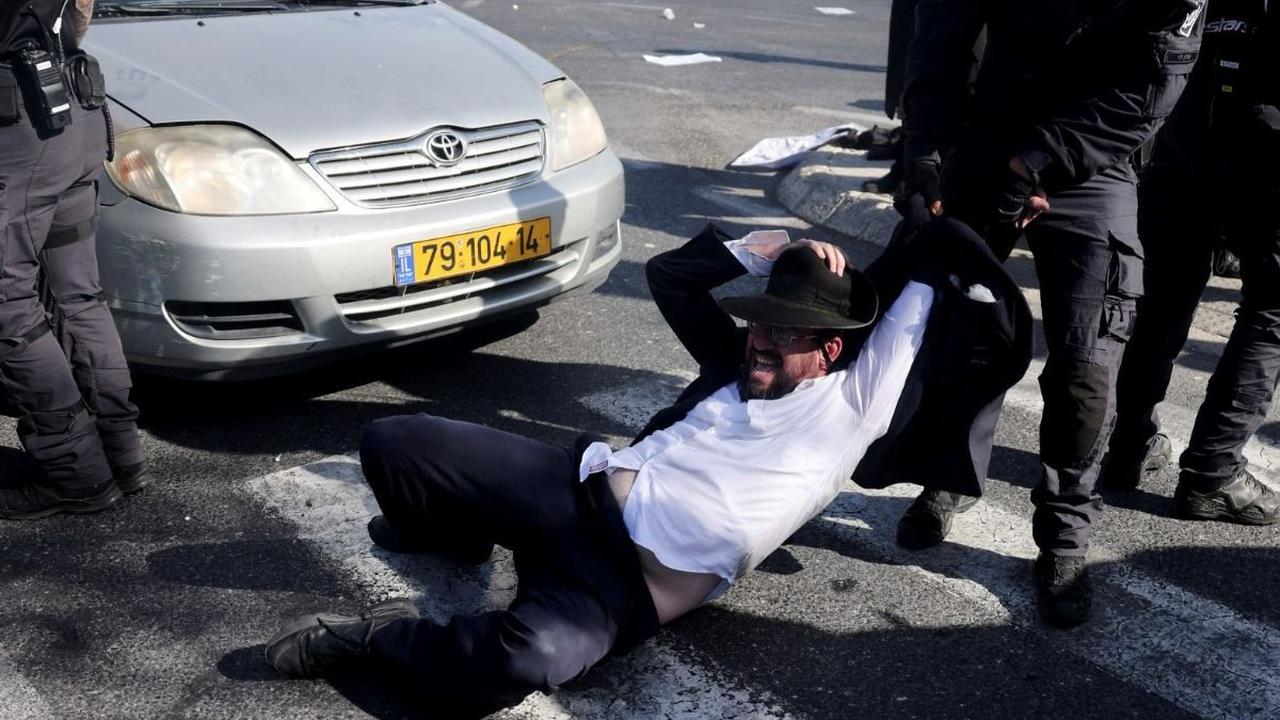 Aksi protes dekat dengan Mahkamah Agung Israel di Yerusalem pada 2 Juni 2024 ini berlangsung di tengah perang di Gaza yang masih membara antara Israel dan Hamas. Foto: REUTERS / Ronen Zvulun<br>