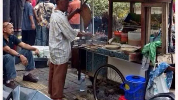 Bom di Sarinah, Tukang Jualan Satai Tetap Santai