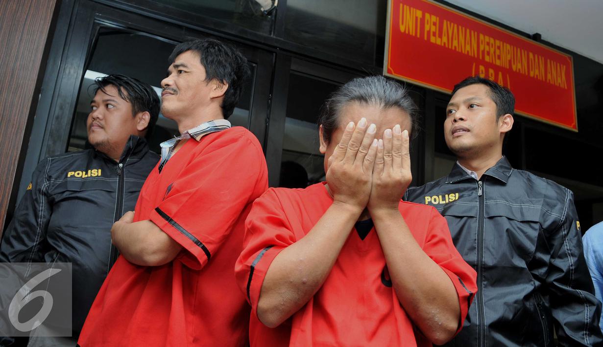 Polisi memperlihatkan dua tersangka perdagangan manusia (human traficking) di Polres Jakarta Pusat, Selasa (17/11). Kedua tersangka berinisial SR dan MS diancam dengan hukuman maksimal 10 tahun kurungan. (Liputan6.com/Gempur M Surya)
