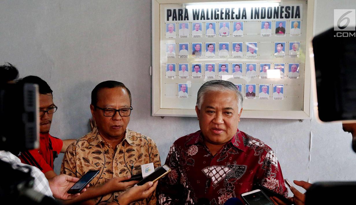 Utusan Khusus Presiden Bidang Dialog Kerja Sama Antar-agama dan Peradaban, Din Syamsuddin dan Ketua Presidium KWI, Ignatius Suharyo memberi keterangan di Kantor KWI, Jakarta, Selasa (31/10). (Liputan6.com/Johan Tallo)
