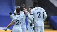 Bek Chelsea, Kurt Zouma (kedua dari kiri) bersama rekan setim merayakan gol ketiga Chelsea yang dicetaknya ke gawang Crystal Palace dalam laga lanjutan Liga Inggris 2020/2021 pekan ke-31 di Selhurst Park, London, Sabtu (10/4/2021). Chelsea menang 4-1 atas Crystal Palace. (AP/Justin Tallis/Pool)