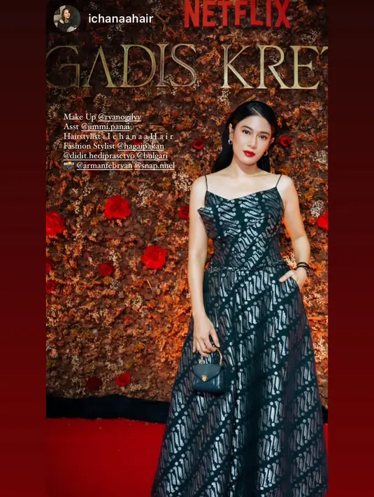 Pesona tegas dan fearless Dian Sastro diperkuat dengan makeup bold dan lipstik deep red mencolok [@ichanaahair]