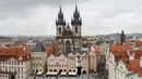 Atlet menyeimbangkan tubuhnya saat berjalan di atas tali yang membentang di Old Town Square, Praha, Republik Ceko, (25/9). Pertunjukan tersebut merupakan bagian kampanye dukungan orang-orang yang hidup dengan diabetes. (AP Photo/Petr David Josek)