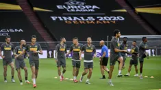 Para pemain Inter Milan melakukan pemanasan selama sesi latihan di Veltins-Arena di Gelsenkirchen, Jerman, Selasa, (4/8/2020). Inter Milan akan bertanding melawan  Getafe pada babak 16 besar Liga Europa di Veltins Arena. (Lars Baron/Pool via AP)
