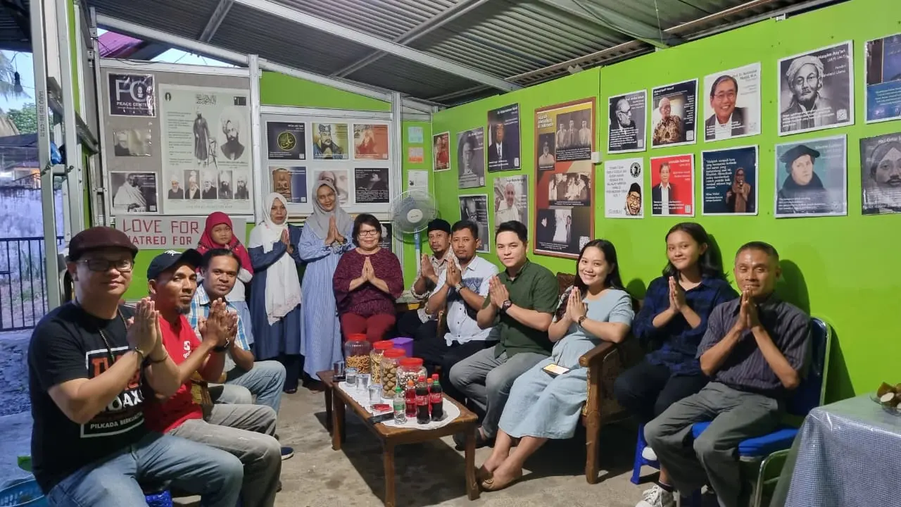 Salah satu kegiatan membangun toleransi beragama di Sulut dengan menggelar dialog antar umat beragama di Rumah Misi Jemaah Ahmadiyah Manado.