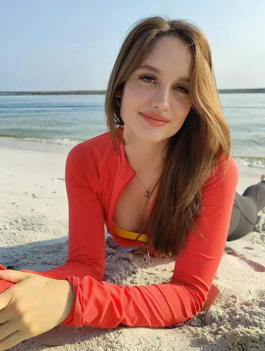 "Gimana ya, aku ngerasa kecantikan kan subjektif ya, mungkin ada orang yang anggap aku jelek, ada orang yang anggap biasa aja, ada yang anggap aku cantik,” ujar Cinta Laura. (Instagram/Claurakiehl)